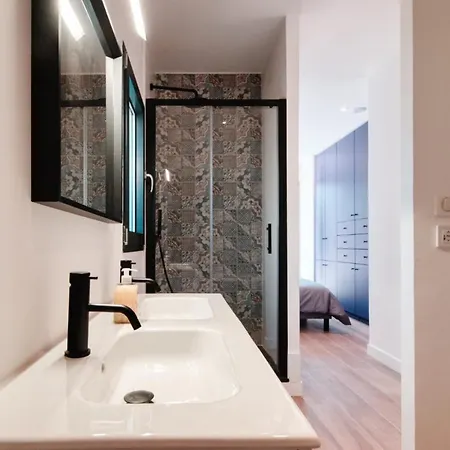Prestigious With Panoramic Sea View מלון